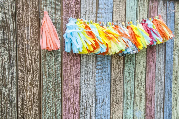 Guirnalda de papel de colores brillantes en la valla —  Fotos de Stock