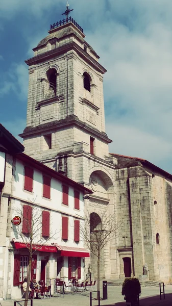 Saint-vincent kirchenturm und haus in urrugne frankreich — Stockfoto