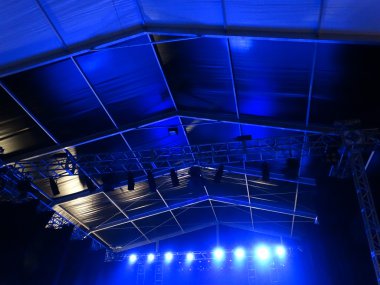 Gece canlı müzik sahnesi