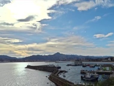 Hondarribia Limanı Hendaye ve Larrun 'da günbatımı 