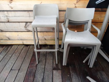 Bardaki boş sandalyeler. Kapalı. Evde kalın. 