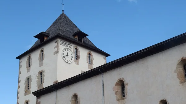 Torre da igreja com relógio — Fotografia de Stock