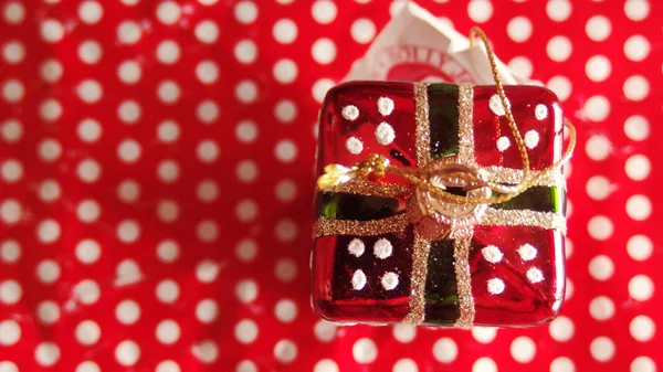 Weihnachtsgeschenk mit rotem Punkt frohe Weihnachten — Stockfoto