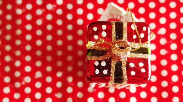 Xmas hediyesi zekâ kırmızı noktalar Merry Christmas — Stok fotoğraf