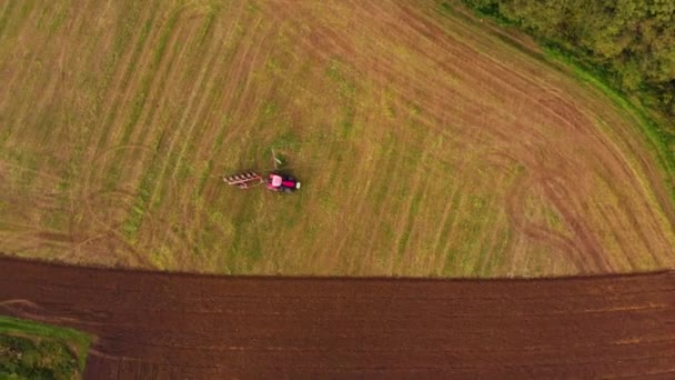 Ελκυστήρα που λειτουργεί σε ένα πεδίο αγρόκτημα drone view — Αρχείο Βίντεο