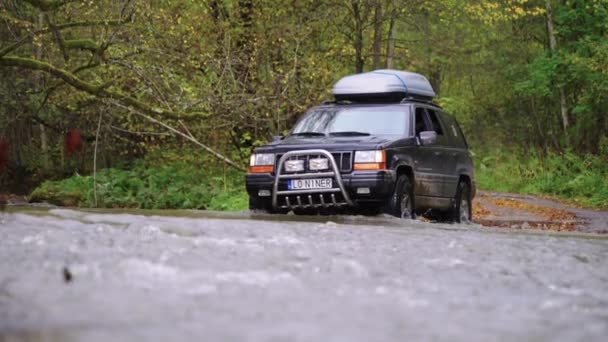 4 x 4 jeep voertuig oversteken van de rivier — Stockvideo