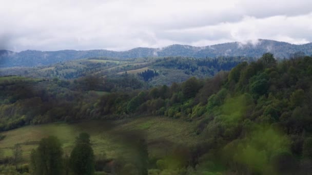 Montañas verdes y cielo nublado — Vídeos de Stock