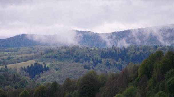Montañas verdes y cielo nublado — Vídeos de Stock