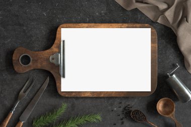 Beton arka planda bıçak ve çatal olan menü modeli, metnin için boş yer. 3B illüstrasyon