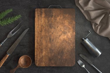 Eski tahta kesme tahtası ve Beton arka planda mutfak aletleri, metin için boş alan. 3B illüstrasyon