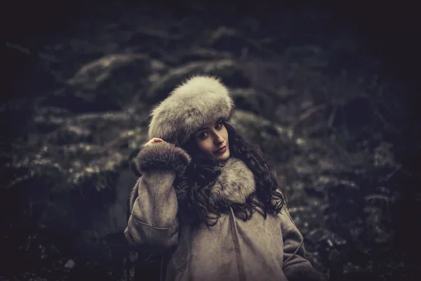 Портрет женщины в меховой шляпе и кожаной куртке.. — стоковое фото