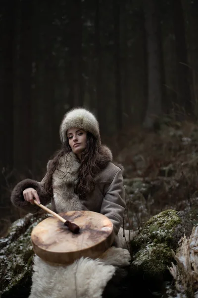 Портрет женщины в меховой шляпе и кожаной куртке.. — стоковое фото