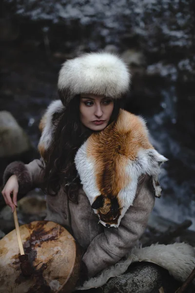 Портрет женщины в меховой шапке и меховой шкуре на плечах.. — стоковое фото