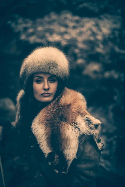 Портрет женщины в меховой шапке и пуховике на плечах.. — стоковое фото