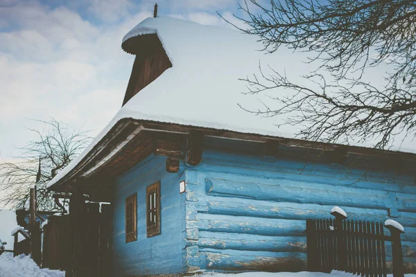 Casa cabaña de madera en Vlkolinec, pueblo asentamiento tradicional en las montañas. — Foto de Stock