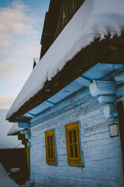 Casa cabaña de madera en Vlkolinec, pueblo asentamiento tradicional en las montañas. — Foto de Stock