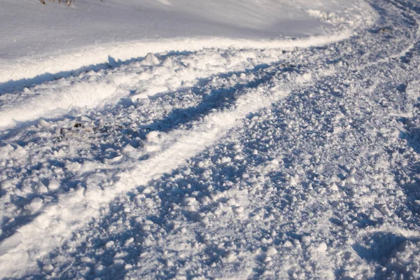 Sporen in de verse sneeuw.. — Stockfoto