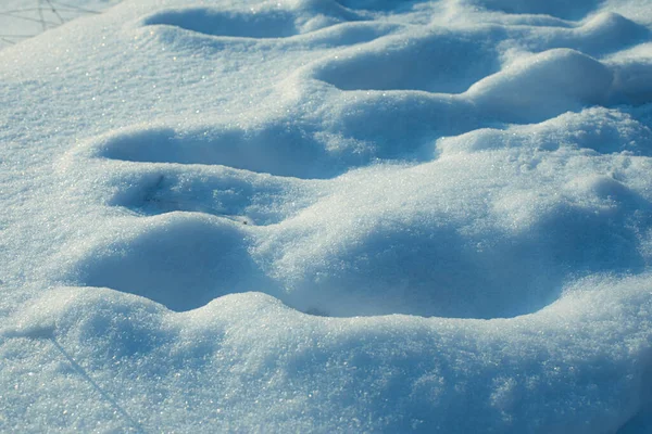 Oberfläche aus reinem weißen Schnee mit Unebenheiten. Winterbild. — Stockfoto