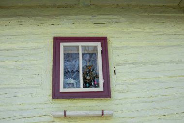 Eski ahşap kulübenin penceresini kapat. Vlkolinec, dağlardaki geleneksel yerleşim köyü..