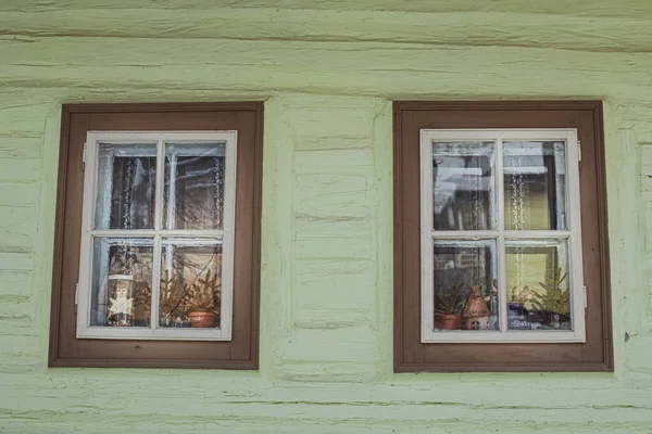 Zamknij strzał starego drewnianego okna domku.Vlkolinec, tradycyjnej osady w górach. — Zdjęcie stockowe
