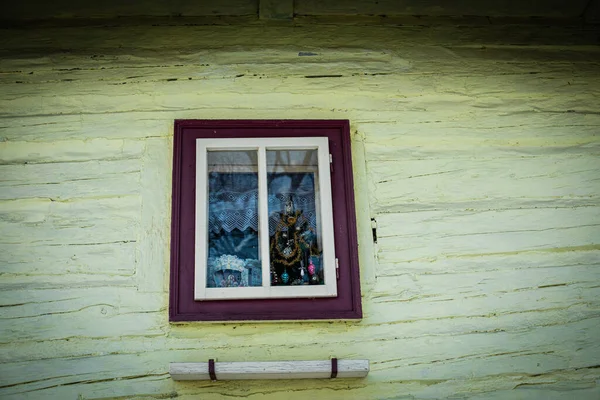 Vue rapprochée de la vieille fenêtre de la cabane en bois.Vlkolinec, village traditionnel dans les montagnes. — Photo