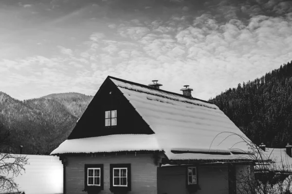 Casas de madera cabaña en Vlkolinec, pueblo asentamiento tradicional en las montañas. — Foto de Stock