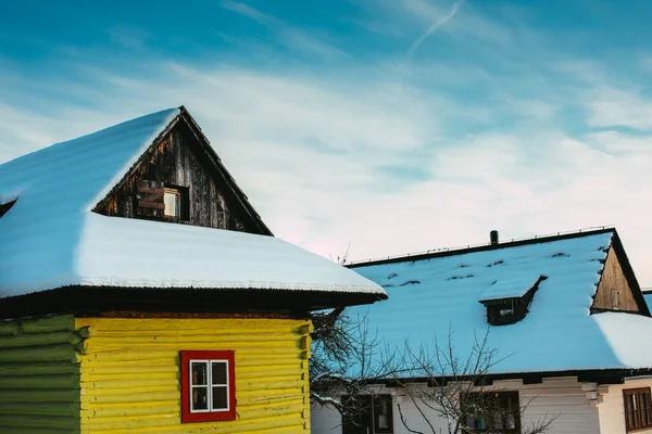 Casas de madera cabaña en Vlkolinec, pueblo asentamiento tradicional en las montañas. — Foto de Stock