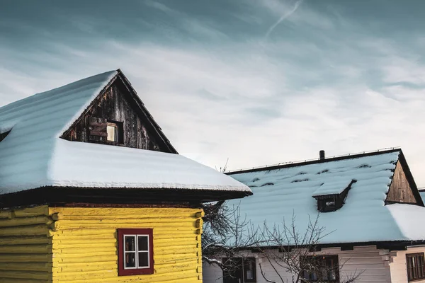 Casas de madera cabaña en Vlkolinec, pueblo asentamiento tradicional en las montañas. — Foto de Stock