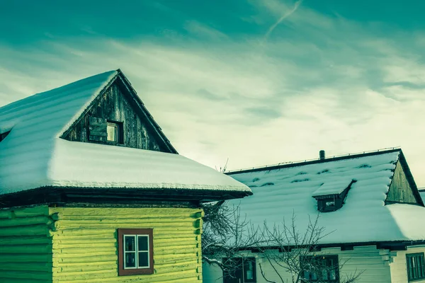 Casas de madera cabaña en Vlkolinec, pueblo asentamiento tradicional en las montañas. — Foto de Stock