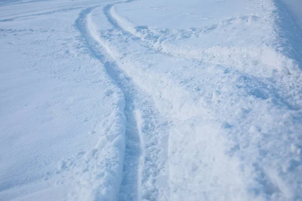 Sporen in verse sneeuw.Winter beeld.Hoge kwaliteit foto — Stockfoto