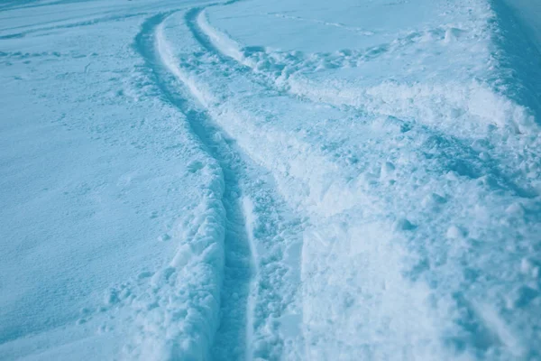 Sporen in verse sneeuw.Winter beeld.Hoge kwaliteit foto — Stockfoto