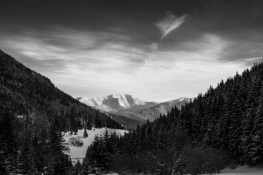Akşamları tepelik araziyi kaplayan kar. Arka planda dağ zirveleri..