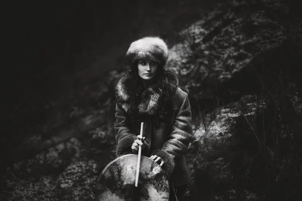 Портрет женщины в меховой шапке и меховой шкуре на плечах.. — стоковое фото