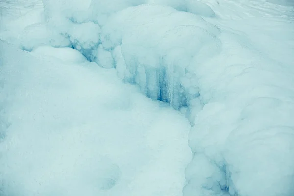 Es terbentuk di sekitar geyser.Winter beku image.High foto kualitas — Stok Foto