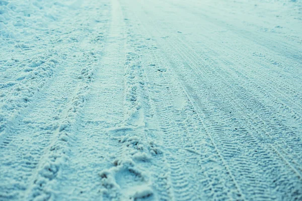 Sporen in verse sneeuw.Winter beeld.Hoge kwaliteit foto — Stockfoto