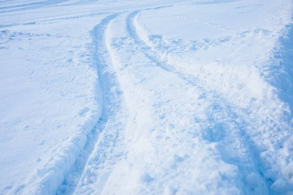 Sporen in de verse sneeuw op de heuvel.Winterfoto. — Stockfoto