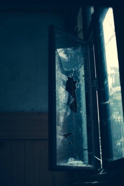 Eski terk edilmiş binada kırık pencere. Şehir keşfi konsepti..