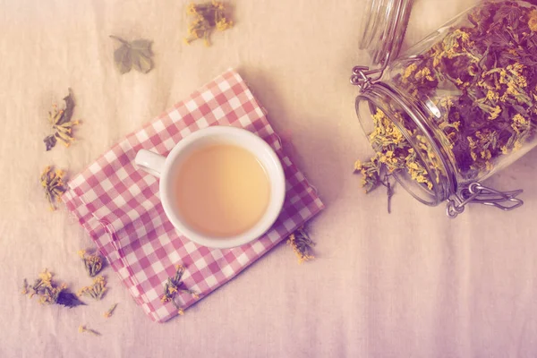 Taza de té con hierbas secas. Foto de alta calidad. —  Fotos de Stock