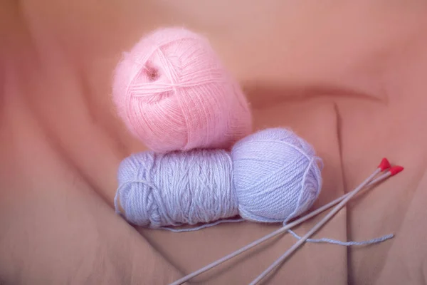 Wollgarnbälle. Rosa und blaue Farb.Hochwertiges Foto — Stockfoto