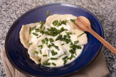 Mavi tabakta koyun peynirli Pierogi. Kaliteli fotoğraf..