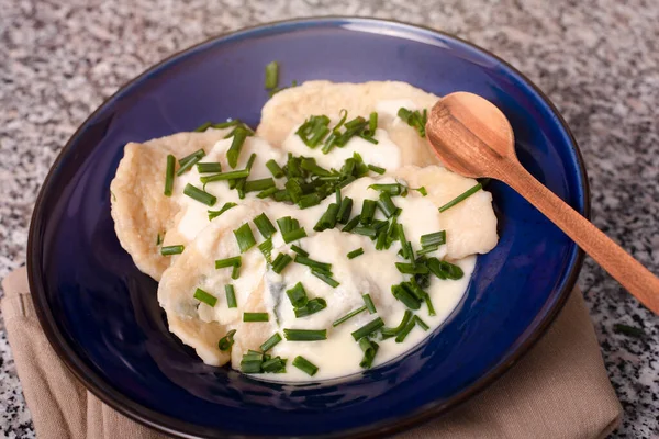 Pierogi con formaggio di pecora su piatto blu. foto di alta qualità. — Foto Stock