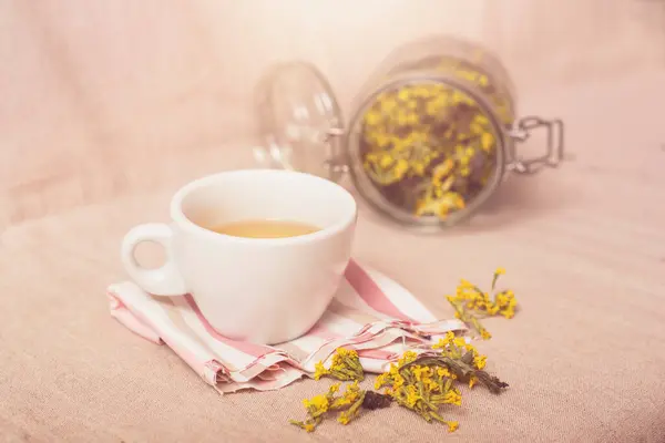 Taza de té con hierbas secas.Foto de alta calidad. —  Fotos de Stock