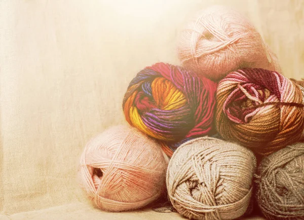 Hilado de lana para tejer. Selección de colores. Foto de alta calidad —  Fotos de Stock