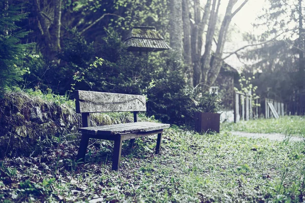 Dřevěná lavička v opuštěném parku.Koncept průzkumu měst. — Stock fotografie