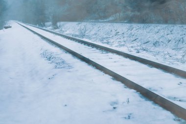 Tren yolu karla kaplı. Kış görüntüsü. Yüksek kalite fotoğraf..
