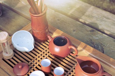 Bahçede geleneksel Çin çay seremonisi.