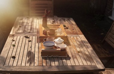 Güneşli bir günde bahçede geleneksel Çin çay seremonisi.