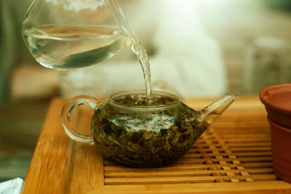 Yeşil Çay Yapraklarıyla Dolu Çaydanlığa Sıcak Dökmek Yüksek Kalite Fotoğraf — Stok fotoğraf