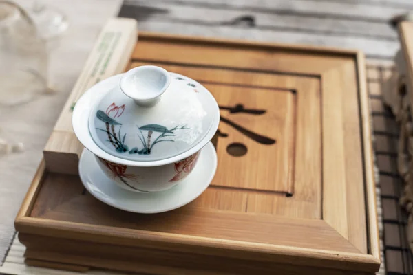 Tazón de té chino tradicional en la bandeja de bambú. Foto de alta calidad. —  Fotos de Stock