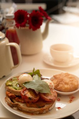 İngiliz kahvaltısı, domuz pastırmalı tost, avokado ve beyaz tabakta yumurta. Yüksek kalite fotoğraf
